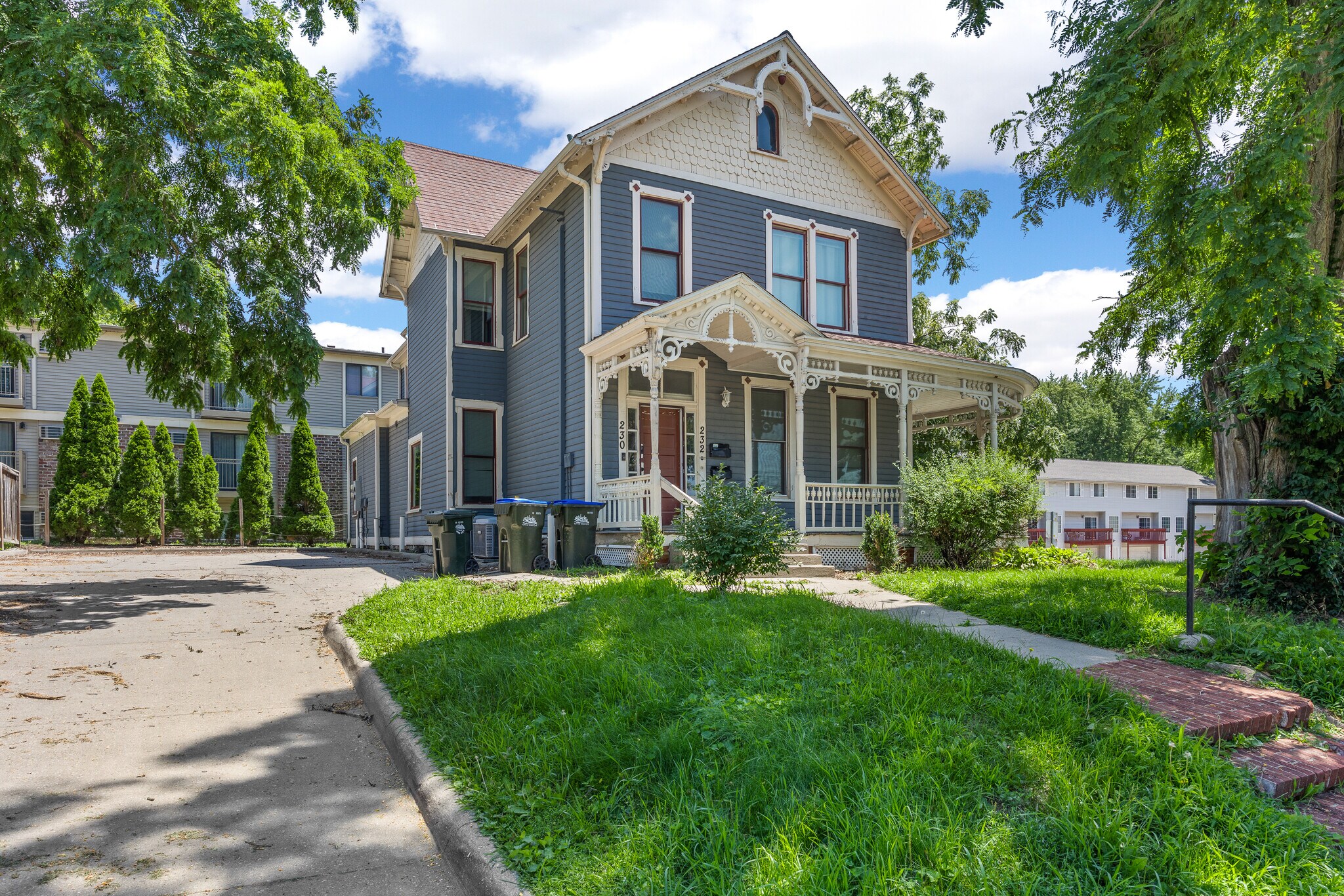 230 S Dodge St, Iowa City, IA à vendre Photo principale– Image 1 sur 6