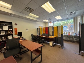 55-19-55-25 69th St, Maspeth, NY à louer Photo intérieure– Image 2 sur 10