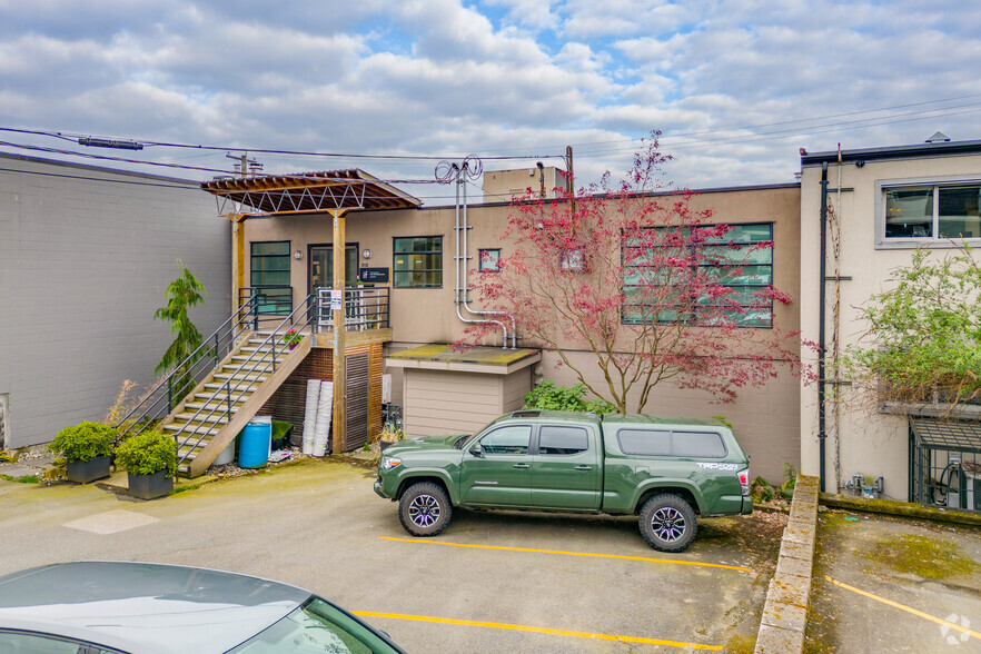 312 E Esplanade, North Vancouver, BC à louer - Photo de l’immeuble – Image 3 sur 3