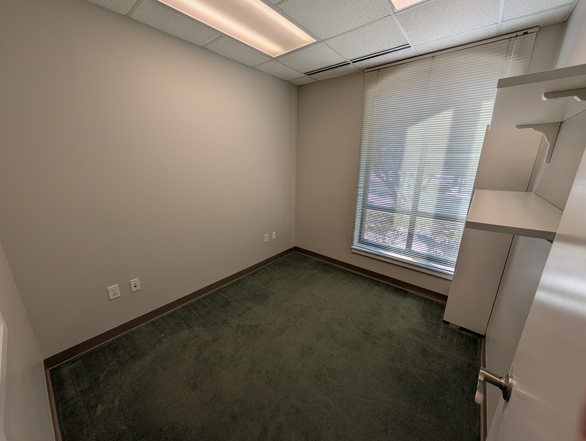 610 Jones Ferry Rd, Carrboro, NC à louer Photo intérieure– Image 1 sur 3