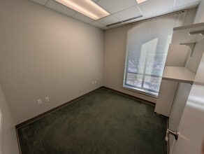 610 Jones Ferry Rd, Carrboro, NC à louer Photo intérieure– Image 1 sur 3