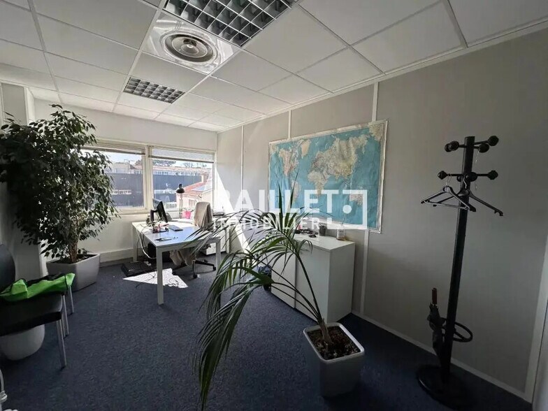 Bureau dans Villeneuve-Loubet à louer - Photo de l’immeuble – Image 3 sur 29
