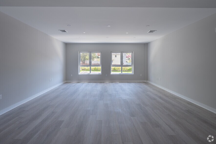 500 Commerce St, Hawthorne, NY à vendre - Photo de l’immeuble – Image 3 sur 14