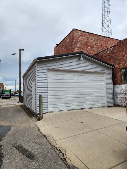 112 1st Ave E, Newton, IA à vendre - Photo de l’immeuble – Image 2 sur 8
