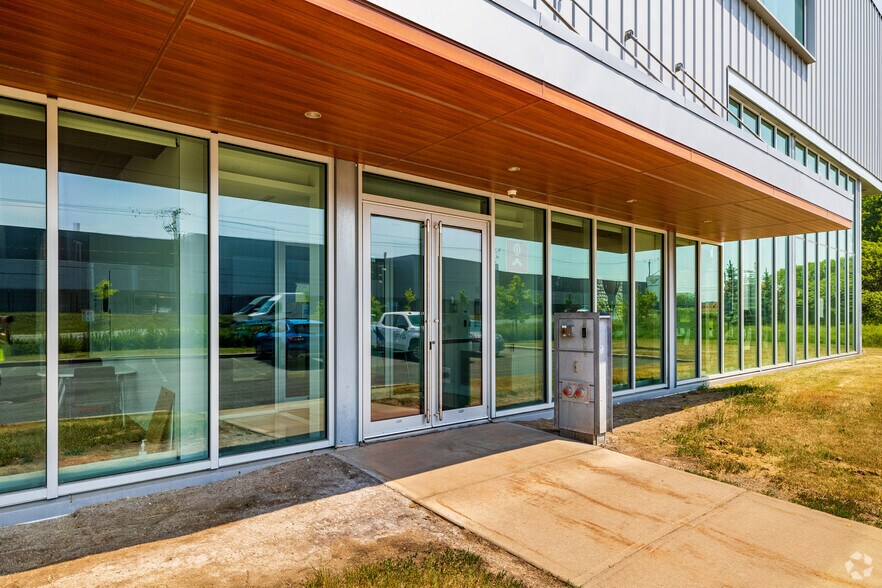 1645 Boul Lionel-Boulet, Varennes, QC à louer - Photo de l’immeuble – Image 3 sur 12