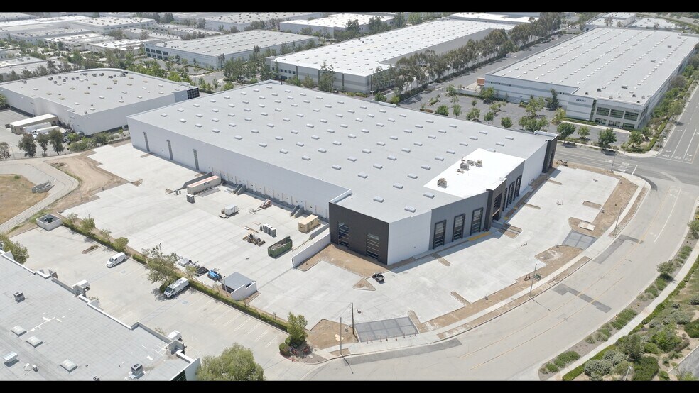 29124 Ave Penn, Valencia, CA à louer - Photo de l’immeuble – Image 1 sur 3