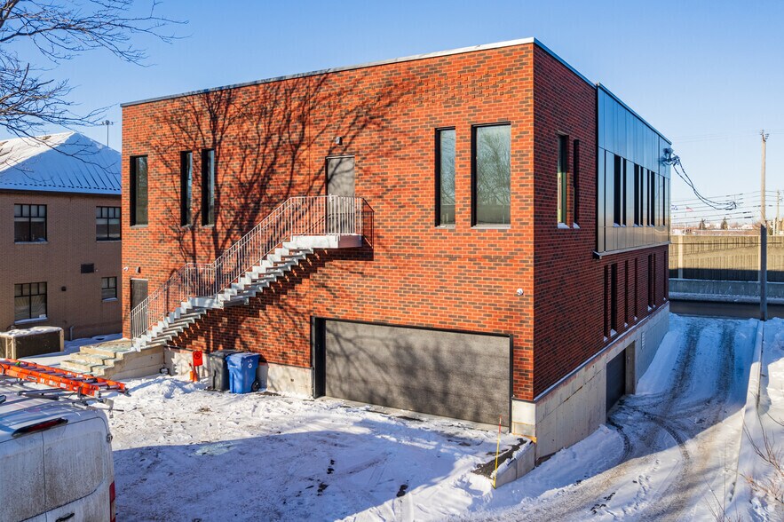 7980 Boul Métropolitain E, Anjou, QC à louer - Photo de l’immeuble – Image 3 sur 4