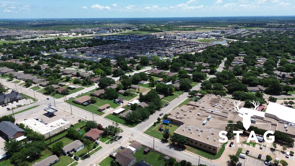 801 Sun Valley Dr, Denton, TX à vendre - Photo de l’immeuble – Image 2 sur 9