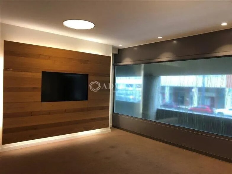 Local commercial dans Montigny-le-Bretonneux à louer - Photo de l’immeuble – Image 1 sur 5