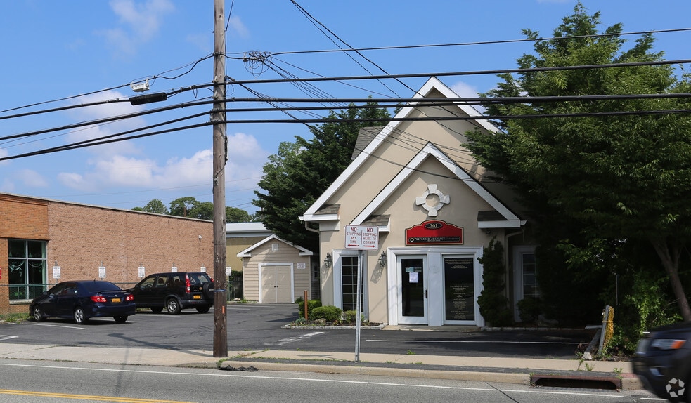 361 Union Blvd, West Islip, NY à louer - Photo de l’immeuble – Image 3 sur 4
