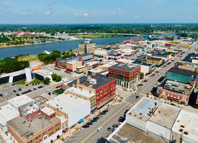 711 Washington Ave, Bay City, MI à vendre - Photo de l’immeuble – Image 2 sur 66