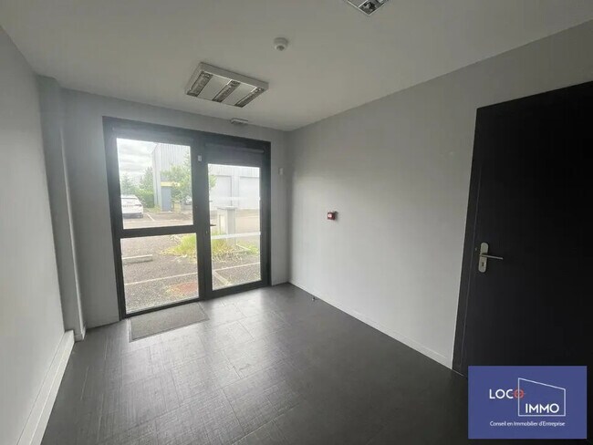 Plus de détails pour Local d'activités à louer