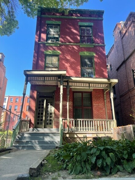 30 W 130th St, New York, NY à vendre - Photo de l’immeuble – Image 1 sur 7