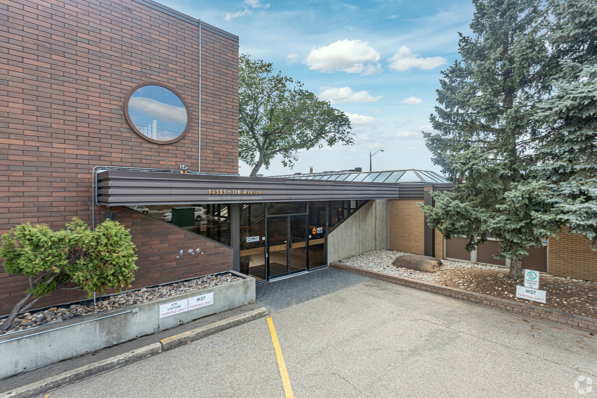 14535 118th Ave NW, Edmonton, AB à louer Photo principale– Image 1 sur 9