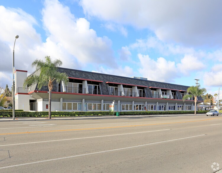 2230 W Chapman Ave, Orange, CA à louer - Photo principale – Image 1 sur 14