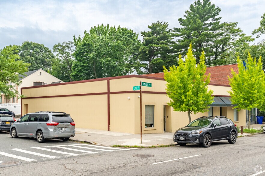 211-20 Union Tpke, Oakland Gardens, NY à louer - Photo de l’immeuble – Image 3 sur 26