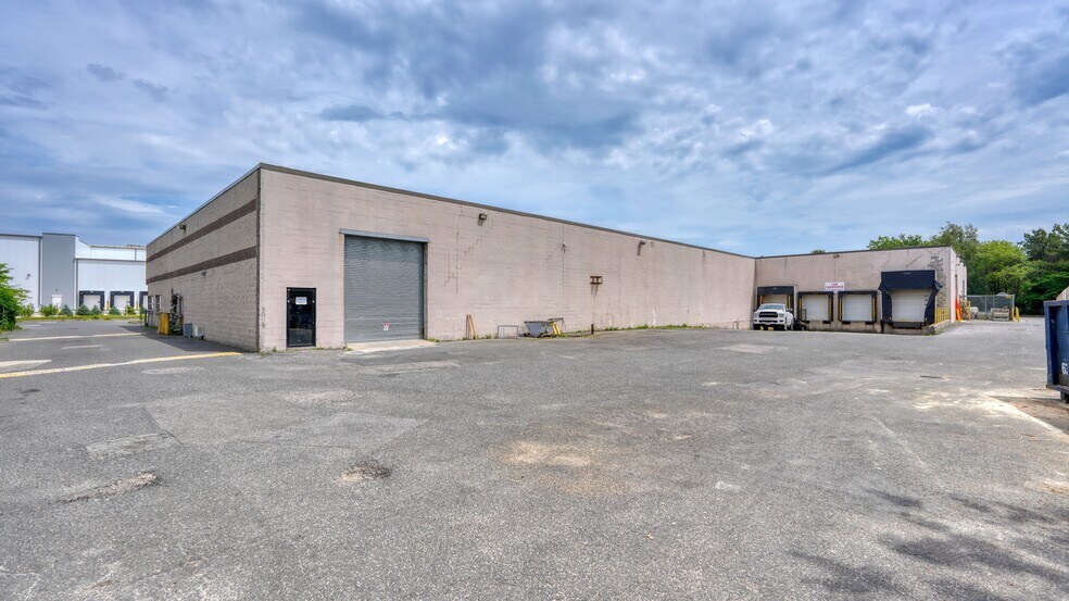 50 Haynes Ct, Ronkonkoma, NY à louer - Photo de l’immeuble – Image 2 sur 3