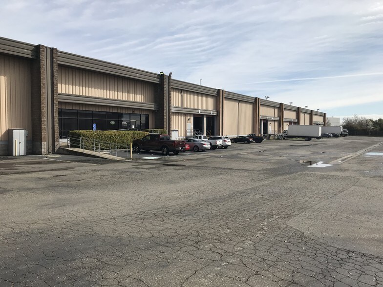 751 Eubanks Dr, Vacaville, CA à louer - Photo de l’immeuble – Image 2 sur 7