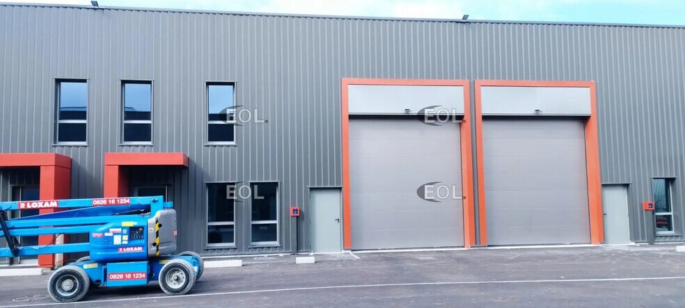 Local d’activités dans Chassieu à louer - Photo de l’immeuble – Image 1 sur 5