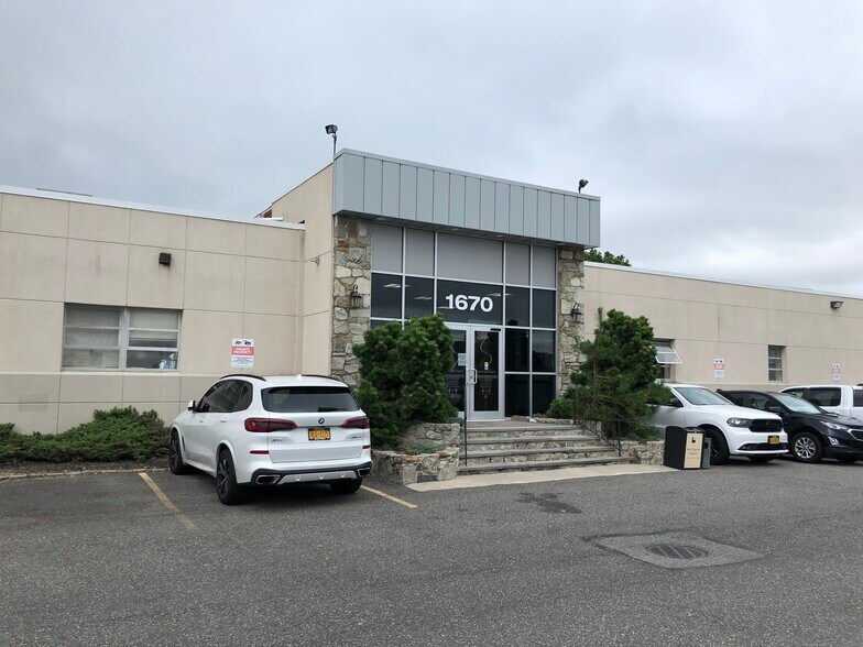 1670 Old Country Rd, Plainview, NY à louer - Photo de l’immeuble – Image 2 sur 14