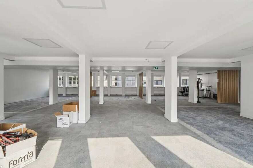137-139 Rue De L'Universite, Paris à louer - Photo de l’immeuble – Image 3 sur 9