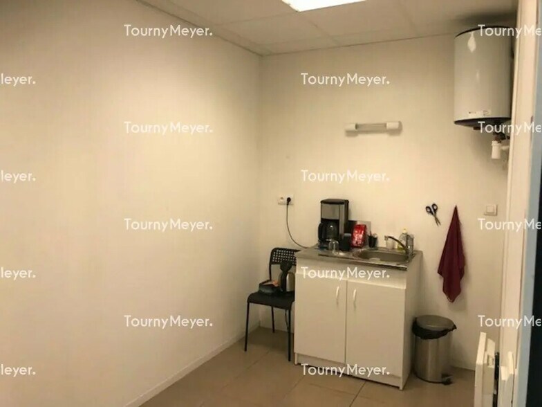 Local d’activités dans Locoal-Mendon à louer - Photo de l’immeuble – Image 2 sur 6