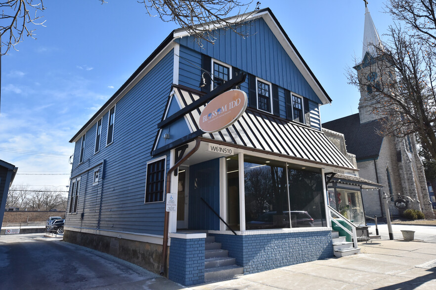 W61N508 Washington Ave, Cedarburg, WI à vendre - Photo de l’immeuble – Image 2 sur 7