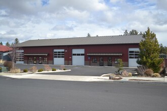 20700 Carmen Loop, Bend, OR à louer Photo de l’immeuble– Image 2 sur 3