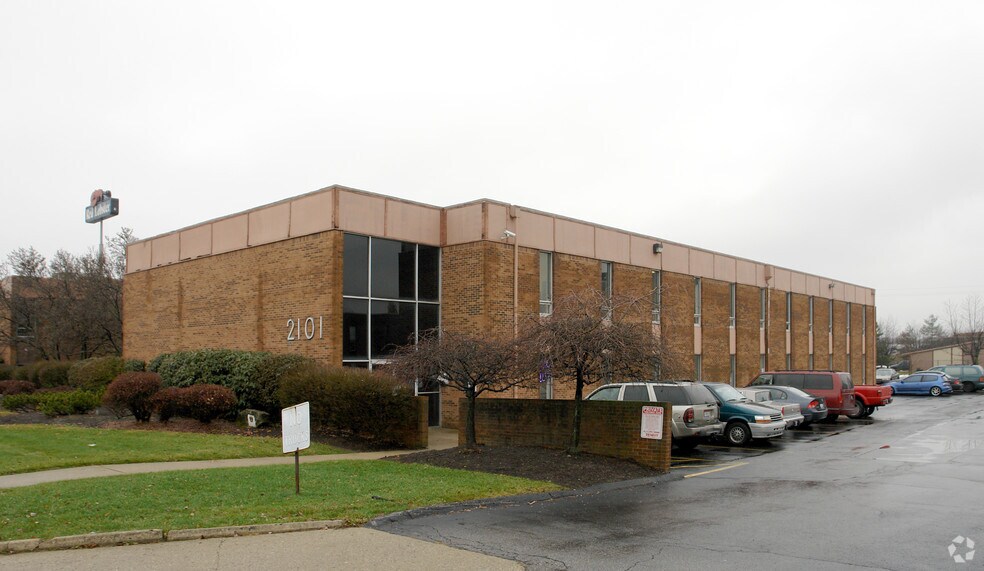 2101 S Hamilton Rd, Columbus, OH à louer - Photo de l’immeuble – Image 2 sur 12