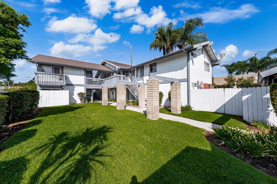 111 Stanford Ave, Fullerton, CA à vendre - Photo de l’immeuble – Image 2 sur 9