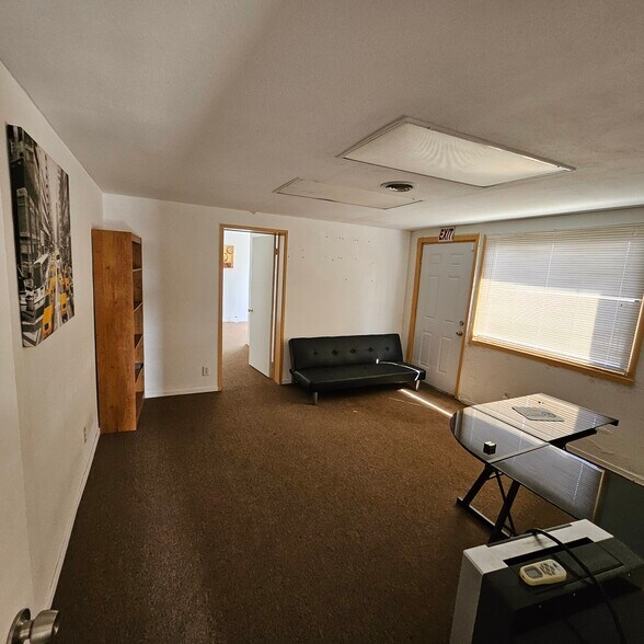 735 E Arrow Hwy, Azusa, CA à louer - Photo de l’immeuble – Image 3 sur 38