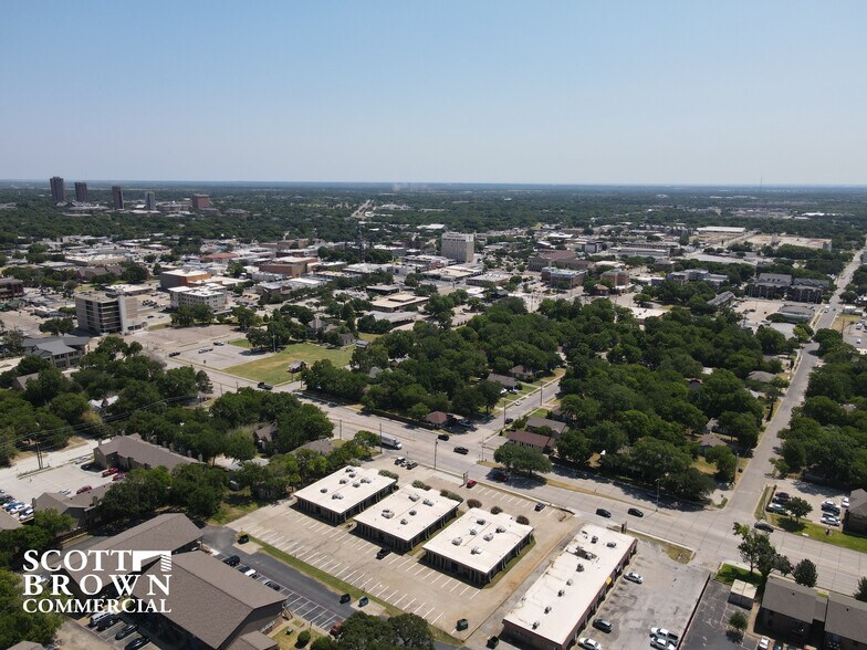 400 S Carroll Blvd, Denton, TX à louer - Photo de l’immeuble – Image 3 sur 6