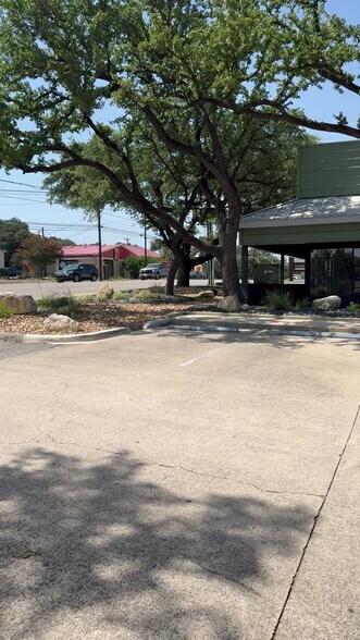 1201 S Main St, Boerne, TX à louer - Vidéo sur l’annonce professionnelle – Image 2 sur 6