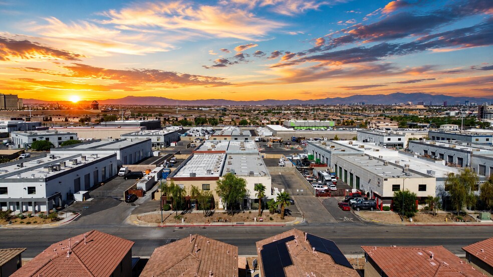 759 Middlegate Rd, Henderson, NV à louer - Photo de l’immeuble – Image 2 sur 26