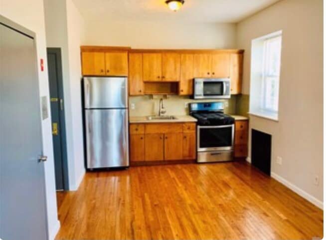 576 Ridgewood Ave, Brooklyn, NY à louer - Photo principale – Image 1 sur 15