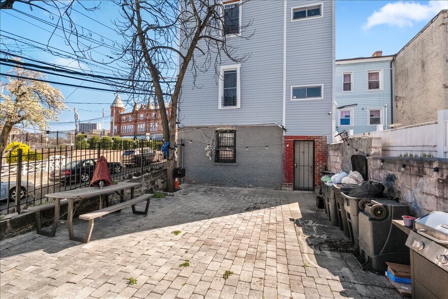 97 Waverly St, Yonkers, NY à vendre - Photo de l’immeuble – Image 2 sur 28