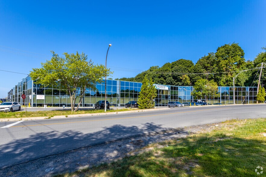 9001-9015 Ch Avon, Montréal-Ouest, QC à louer - Photo de l’immeuble – Image 1 sur 14