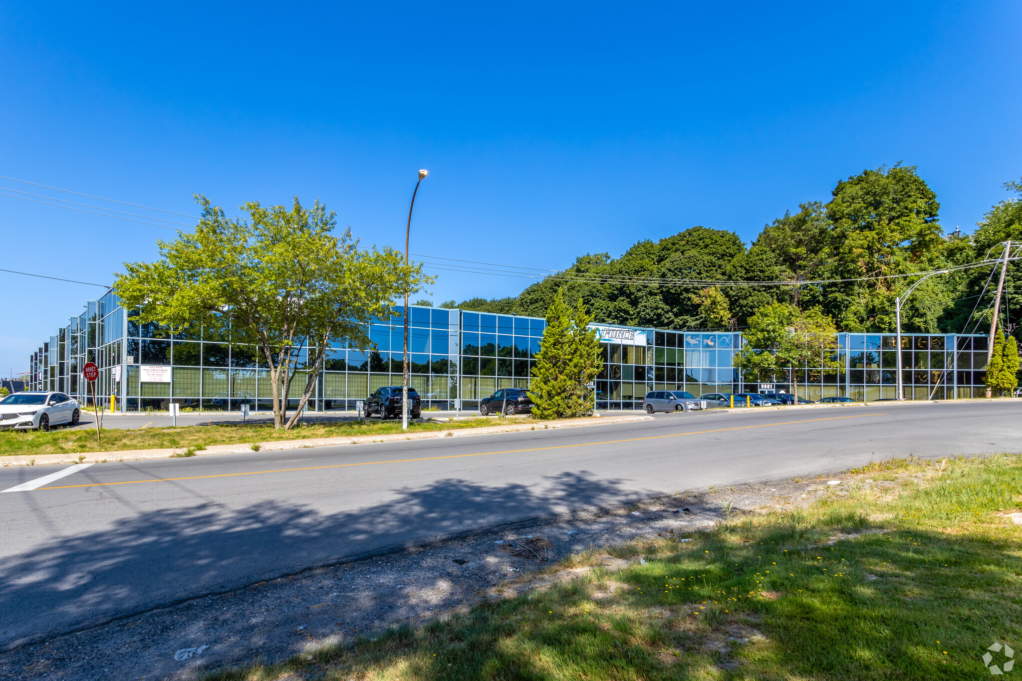 9001-9015 Ch Avon, Montréal-Ouest, QC à louer Photo de l’immeuble– Image 1 sur 15