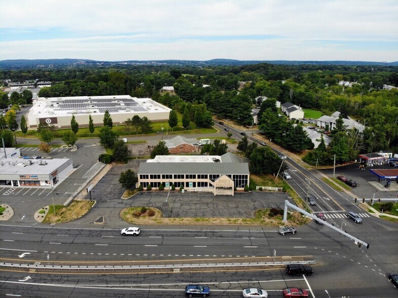 3203 Berlin Tpke, Newington, CT à vendre - Photo de l’immeuble – Image 1 sur 16