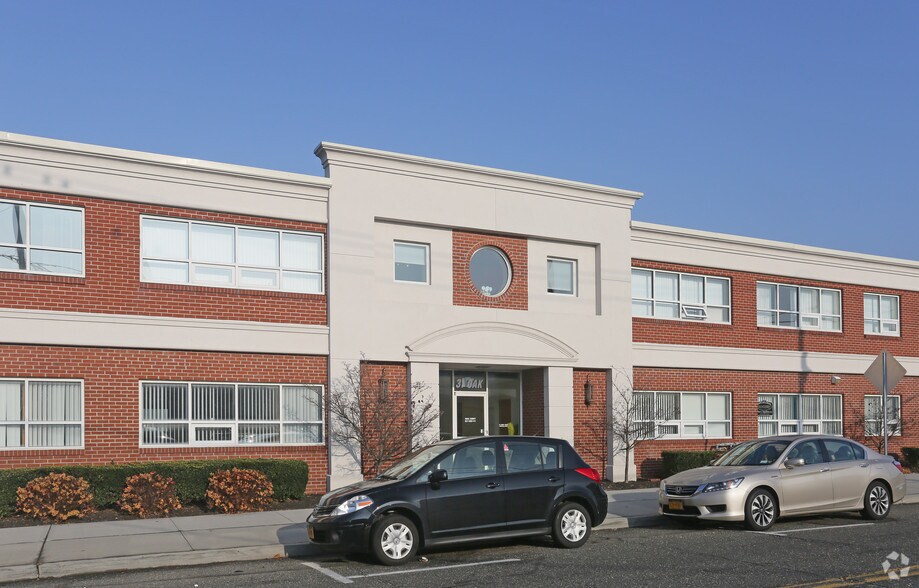 31 Oak St, Patchogue, NY à louer - Photo de l’immeuble – Image 2 sur 6