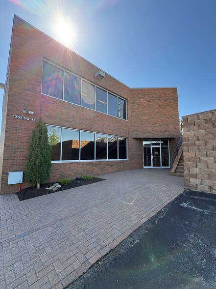 1205-1207 S 75th St, Omaha, NE à vendre - Photo de l’immeuble – Image 2 sur 8