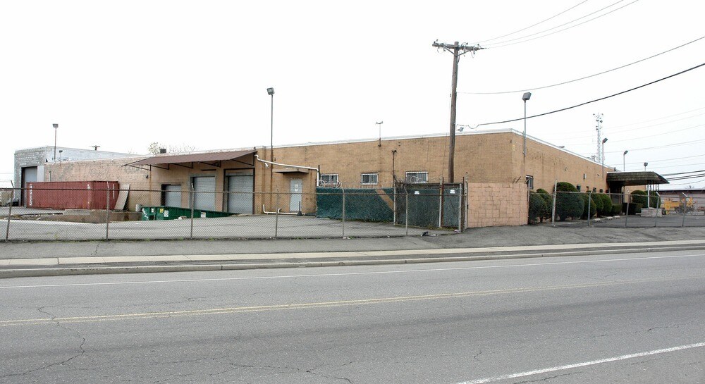 435 Division St, Elizabeth, NJ à louer Photo principale– Image 1 sur 4