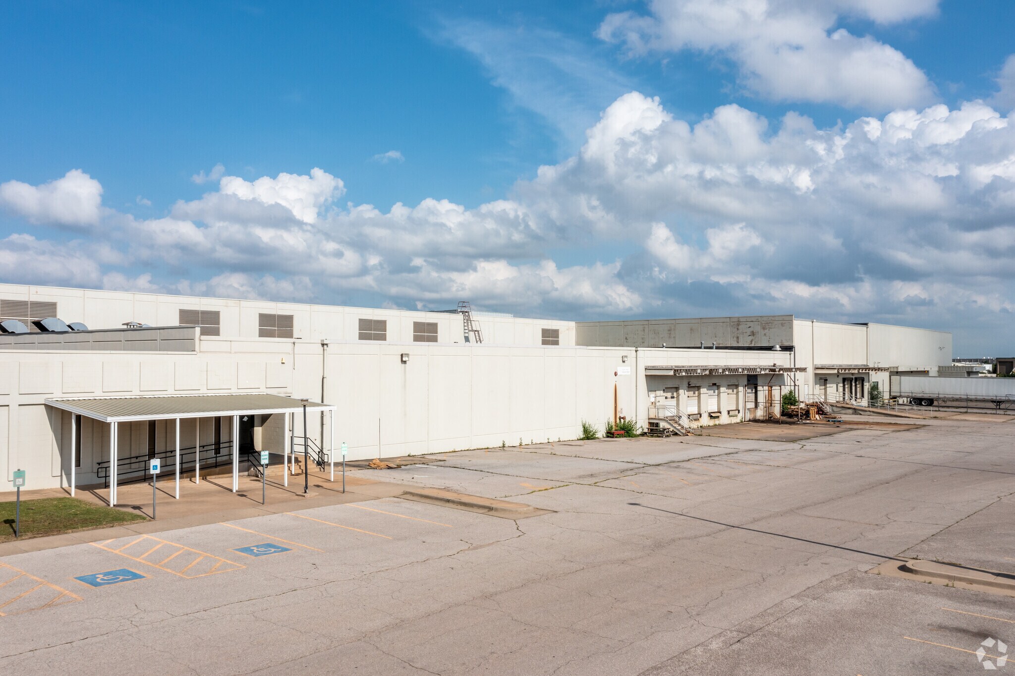 5400-5400 NW 5th St, Oklahoma City, OK à louer Photo principale– Image 1 sur 13