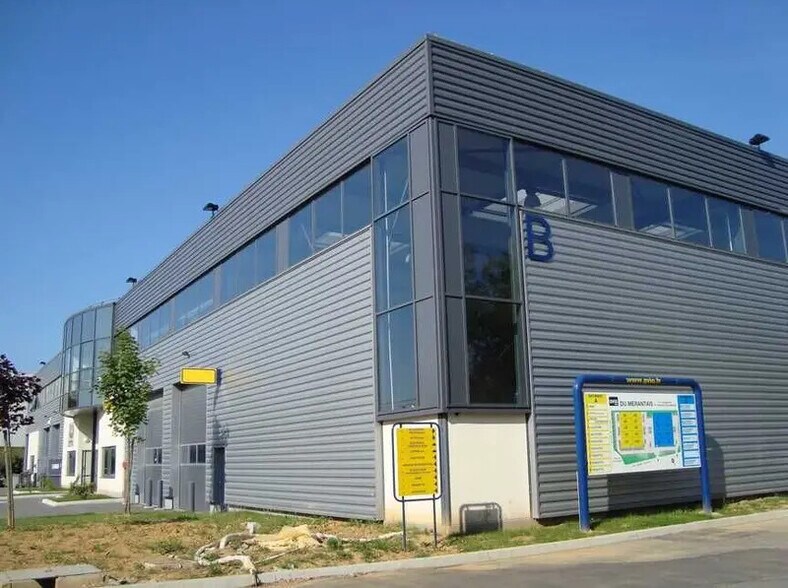 Local d’activités dans Magny-les-Hameaux à louer - Photo de l’immeuble – Image 2 sur 9