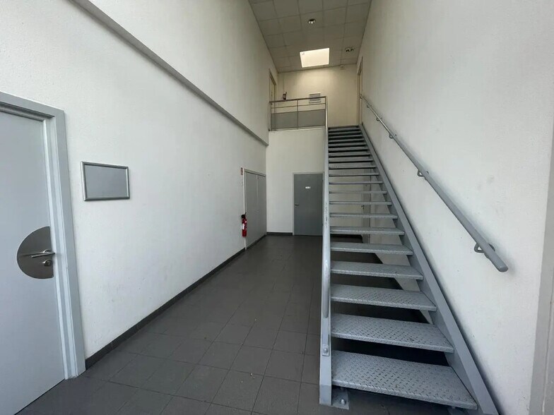 Local d’activités dans Lisses à louer - Photo de l’immeuble – Image 2 sur 12