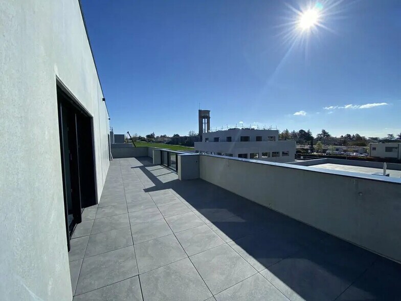 Local d’activités dans Rillieux-la-Pape à louer - Photo de l’immeuble – Image 2 sur 2