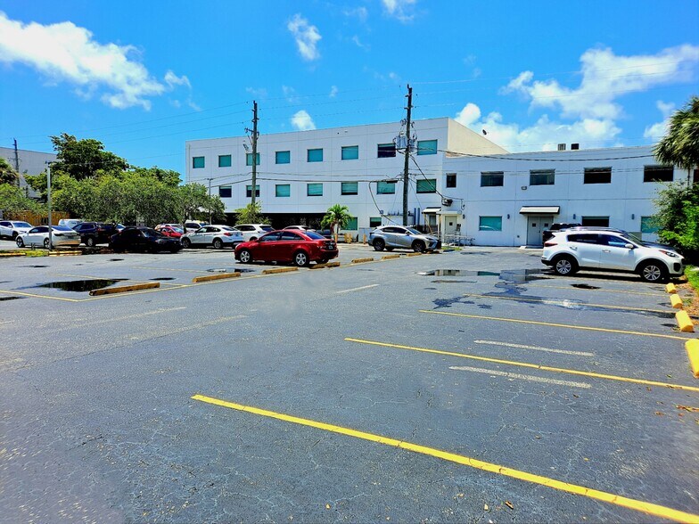 1005 NE 125th St, North Miami, FL à louer - Photo de l’immeuble – Image 3 sur 10