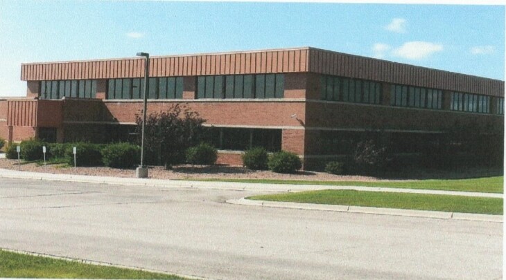 1425 Mickelson Dr, Watertown, SD à louer - Photo principale – Image 1 sur 1