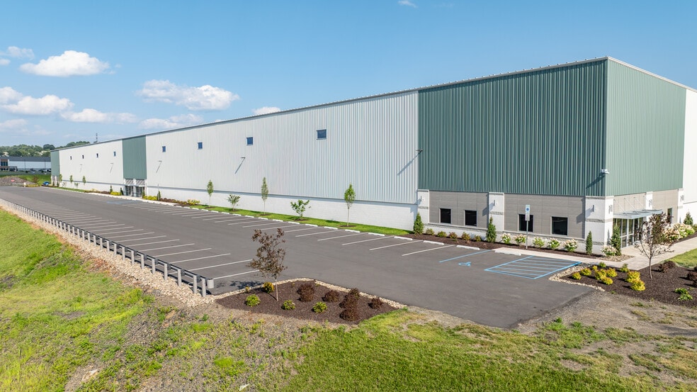 137-147 Commonwealth Dr, Jenkins, PA à louer - Photo de l’immeuble – Image 1 sur 7