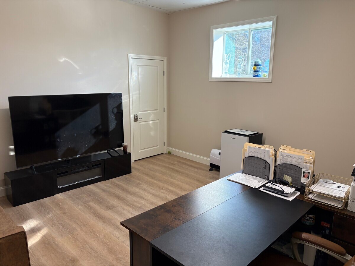 924 Washington St, South Easton, MA 02375 - Lot 7 -  - Photo intérieure - Image 1 of 4